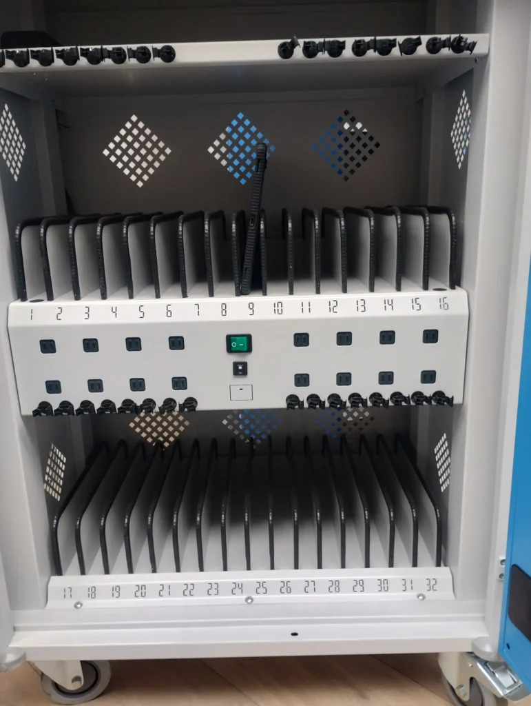 Tablet Ladeschrank - 32 Slots mit Tablet