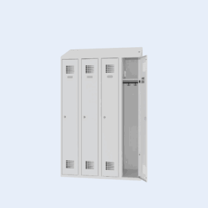 Vierteiliger Spindschrank in Lichtgrau mit perforierten Türen, eine Tür geöffnet, Innenraum zeigt Ablagefach und Haken.