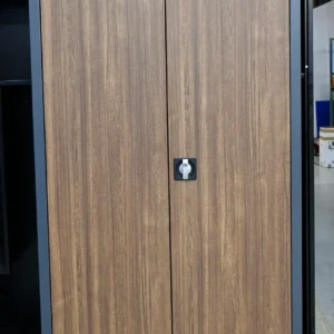 Ordnerschrank aus Metall mit Türen in Holzoptik