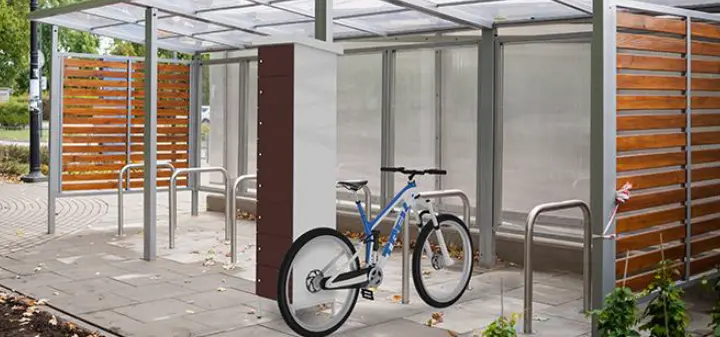 Aufstellung im Freien: Der schlanke Ladeschrank benötigt nur 40 cm Stellfläche und findet auch in bestehenden Fahrradunterständen Platz.